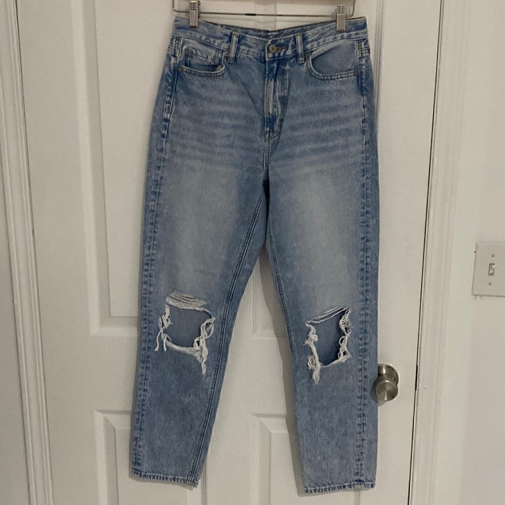 American Eagle High Waisted Mom Jeans Light Wash Distressed Ripped Size 4 Reg